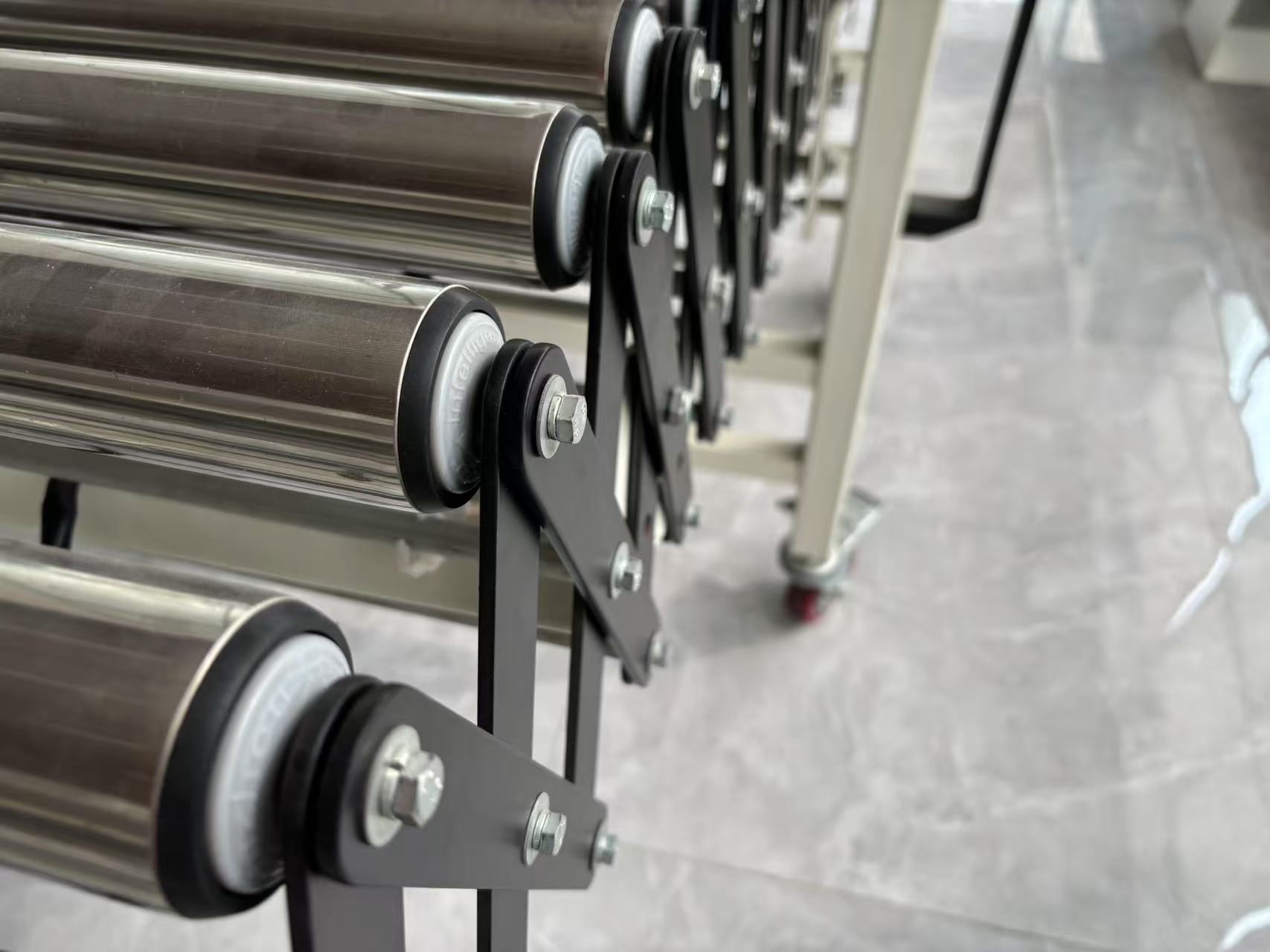 लचीला विस्तार योग्य रोलर कन्वेयर रोलर फिक्सिंग