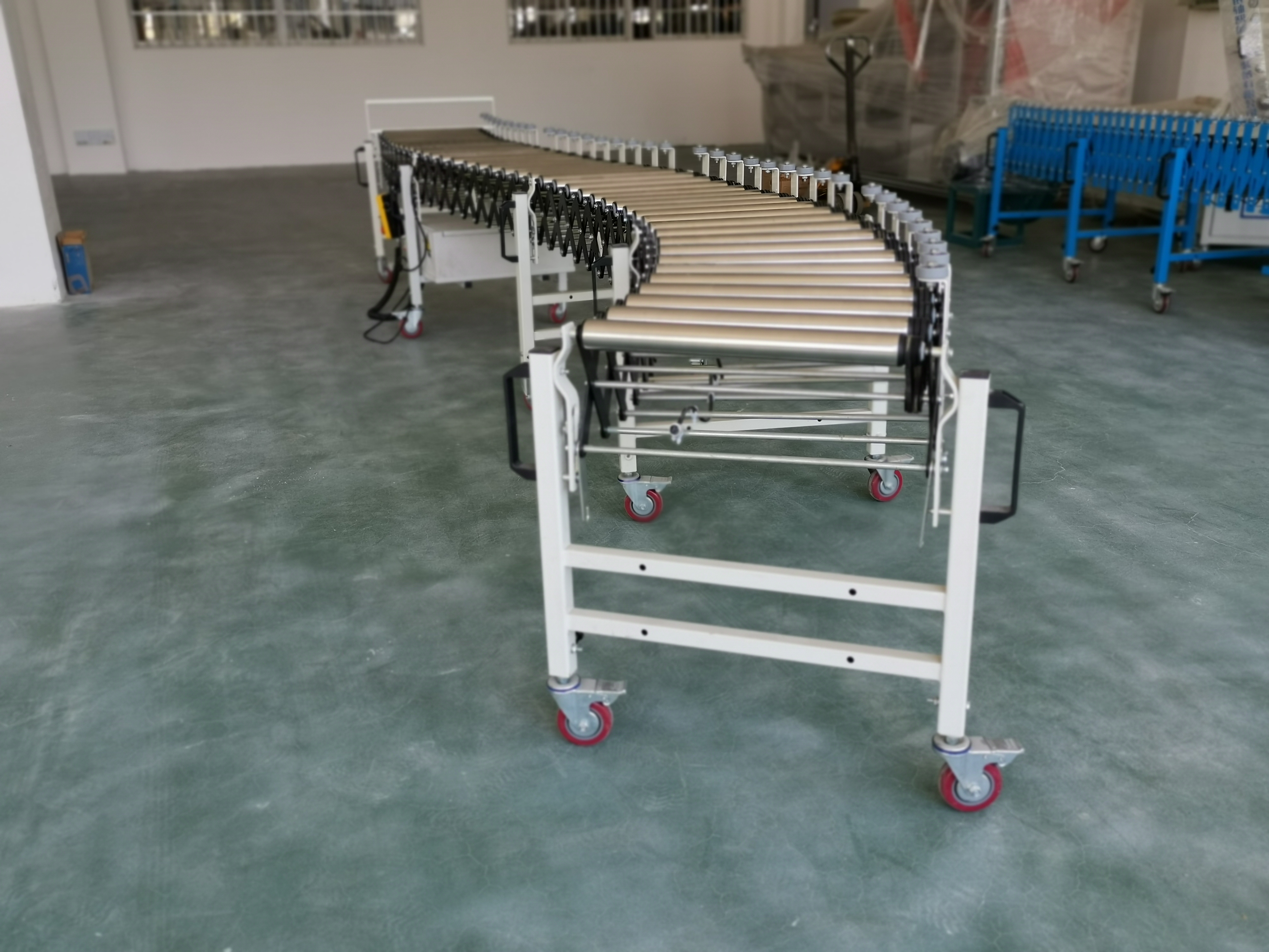 साइडगार्ड के साथ लचीला रोलर कन्वेयर