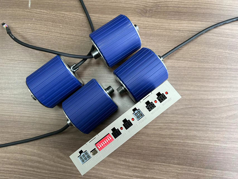 1 नियंत्रक 4 रोलर्स ड्राइव करता है