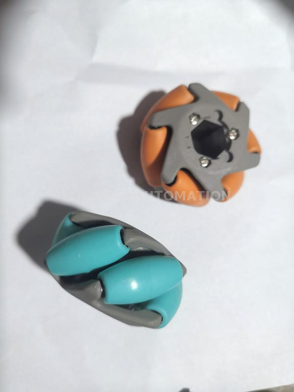 कन्वेयर सिस्टम को सॉर्ट करने के लिए मल्टीपल डायरेक्शनल मेकेनम व्हील और ओमनी व्हील